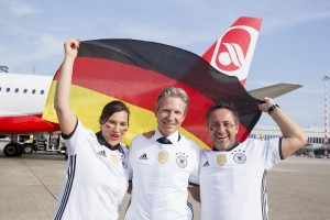 Fußball-EM bei Airberlin: Piloten sagen Ergebnisse durch. Pressefoto Airberlin