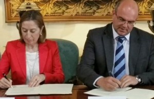 Spaniens Ministerin für innerstaatliche Entwicklungen, Ana Pastor, und Inselpräsident Anselmo Pestana unterschreiben den 1-Millionen-Euro-Roque-Straßensanierungsvertrag. Foto: Cabildo de La Palma