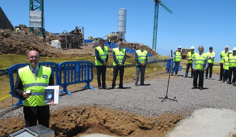 Inselpräsident Anselmo Pestana strahlt: Der Grundstein zum Centro de Visitantes del Roque de los Muchachos wird gelegt. Foto: Cabildo de La Palma