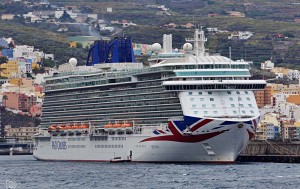 Kreuzfahrt-Tourismus auch im Juni und Juli: Das bisherige "Sommerloch" in dieser Tourismus-Kategorie scheint überwunden. Foto der Britannia, die kürzlich im Hafen von Santa Cruz de La Palma anlegte, von Giovanni Tessicini