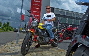 Miki bei seinem spontanen Besuch bei Limbächer & Limbächer: war völlig geflasht von der Biker´s World und entdeckte sofort die Ducati Scrambler. Foto: La Palma 24