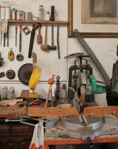 Parte del taller del ": Manuel arbeitet mit schwerem Gerät. Foto: La Palma 24