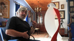 Manuel Pereda de Castro im Salon seines Hauses mit der rot-weißen Arcángel-Skulptur: "Ich gebe meinen abstrakten Werken nie einen Namen". Foto: La Palma 24