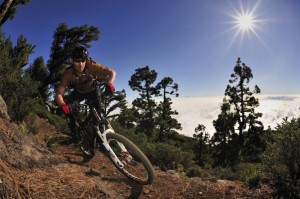Mountainbiker und Wanderer kommen sich auf dem Streckennetz auf La Palma manchmal in die Quere: jetzt stellt das Cabildo 210.000 Euro zum Bau einer MTB-Strecke vom Roque de los Muchachos nach Tazacorte bereit. Foto: Atlantic Cycling/Christoph Malin