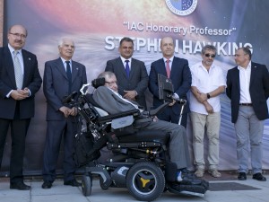 Eine Ehrung nach der anderen für Stephen Hawking: Auf La Palma erhielt er den ersten Stern im Walk-of-Fame der Wissenschaft von Santa Cruz - auf Teneriffa gab´s jetzt die Ehren-Professorwürde des Instituto Astrofísico de Canarias. Pressefoto IAC