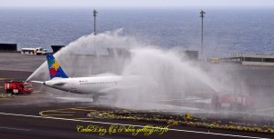 Dank den La Palma-Spottern gibt es auch immer Bilder von den Premierenlandungen einer Airline: Dieses Foto von Carlos Díaz zeigt die Small Planet-Maschine, mit der im Juni 2016 erstmals Urlauber aus Polen nach La Palma einflogen.