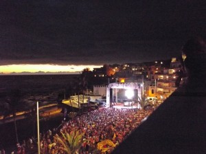 Fiesta de Agua: Bis zum Einbruch der Dämmerung lassen es die Stars und DJs am Samstag wieder auf der Bühne auf der Strandpromenade von Puerto Naos krachen. Foto: La Palma 24