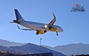 Vueling-Maschine kurz vor der Landung am Airport SPC: Foto von Carlos Díaz.