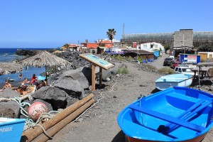 Blick vom Strand El Remo auf das nördlich gelegene, geschlossene El Calamar: die unteren Gebäudeteile stehen noch, nur die Terrasse mit ihrem Pavillon sind verschwunden. Foto: La Palma 24