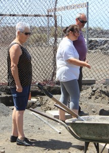 El Aterure-Chefinnen: schauten gestern den Mannen beim Bauen zu. Foto: La Palma 24