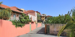 Hotel Hacienda de Abajo: Außen ist alles schlicht und puristisch gehalten. Foto: La Palma 24