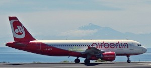 Foto mit Seltenheitswert von Carlos Díaz: Eine Airberlin-Maschine mit dem schneebedeckten Teide auf La Palmas großer Nachbarinsel Teneriffa im Hintergrund.