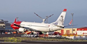 Unser Fotoreporter am Flughafen SPC, Carlos Díaz hat sie ins Bild gebannt: Die Norwegian Maschine mit ihrer auffälligen Nase und dem mit Porträts berühmter Skandinavier verzierten Heck.