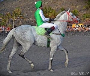 Fiestas del Carmen in Tazacorte: Am Sonntag gibt es zum Abschluss das traditionelle Pferderennen am Strand. Foto