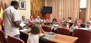 Empfang der Saharui-Kids im Cabildo: Nach diesem für die Kids wahrscheinlich nicht wirklich prickelndem Ereignis warten nun spannende Ferien auf La Palma auf sie. Foto: Cabildo