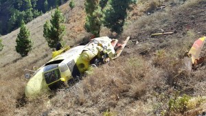 Ein Helikopter der Brigadas de Refuerzo contra Incendios Forestales stürzte gestern beim Wasserabwerfen im Osten von La Palma ab: Zum Glück wurde die Besatzung nur leicht verletzt. Foto: BRIF