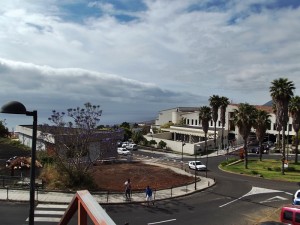 Das Krankenhaus von La Palma: An der Bushaltestelle (links im Bild) befindet sich der Kiosko, wo man bald Zeitungen, Blumen und mehr kaufen kann. Foto: La Palma 24