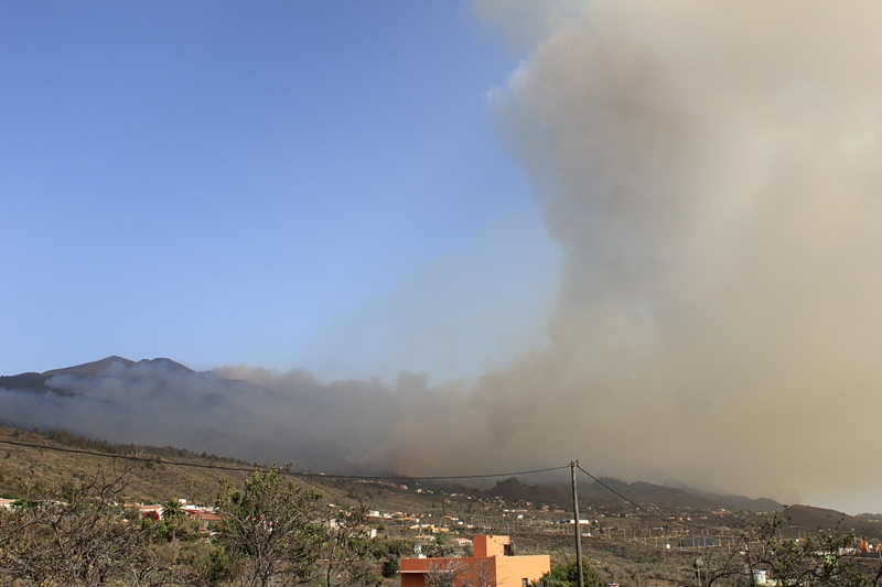 Waldbrand La Palma Donnerstag, 4. August 2016, kurz nach 18 Uhr: Jetzt steigen dicke Rauchwolken aus der Richtung auf, in der das Refugio del Pilar liegt, und auch weiter südlich raucht es wieder stark. Welche Löschfluggeräte dort unterwegs sind, kann man von unserem Standort aus nicht sehen. Foto: La Palma 24