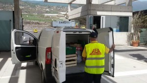 Alle helfen zusammen: Die Mitarbeiter der Asociación en Emergencias Amaga (AEA) versorgen die Löschtrupp-Mitarbeiter mit Lebensmitteln. Foto: AEA Canarias