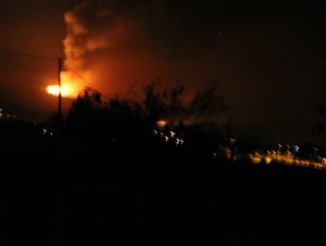 Waldbrand in der Nacht von Mittwoch auf Donnerstag: Um 2.30 Uhr sieht man das Feuer noch entfernt bei Jedey brennen. Foto: La Palma 24