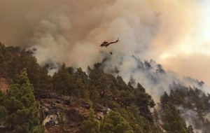 Die Heli-Piloten und Bodentruppen kämpfen gegen das Feuer: "Schwierige Zugänge" twittern sie. Foto: BRIF