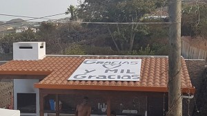 Auf immer mehr Hausdächern sichtbar: Dank-Transparente für die "Engel" im Kampf gegen den Waldbrand auf La Palma. Foto: David Leiva