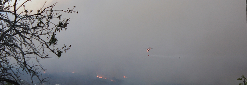 Donnerstagmorgen, 7.30 Uhr: Sofort nach Tagesanbruch sind die Helis mit ihren Wassersäcken wieder am Löschen. Foto: La Palma 24