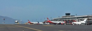 Auch die Fluglotsen am Airport von La Palma sind durch den Waldbrand voll im Stress: Sie twittern, dass sie am allein gestrigen Donnerstag mehr als 200 Operationen der Lösch-Helis und -flugzeuge überwachen mussten. Heute werden es mit Sicherheit nicht weniger sein. Foto: Controladores Aéreos Aeropuerto Santa Cruz de La Palma