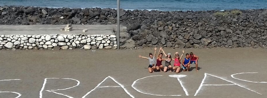 Eines der schönsten Bilder inmitten der schlimmen Waldbrandszenerie auf La Palma: Kids in El Remo bedanken sich bei den Fire Fightern.