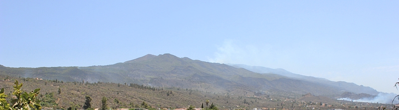 La Palma Waldbrand, Westseite, Freitag gegen 14 Uhr: Der Plan, zuerst die Nordfront des Feuers zu löschen, scheint aufzugehen. Immer weniger Brandnester sind zu sehen. Foto: La Palma 24