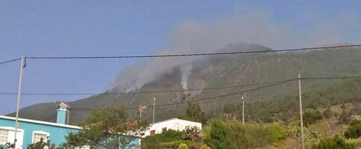 Waldbrand La Palma, Samstag, 6. August 2016, morgens: Dieses Foto von Yeray Hammond zeigt, dass das Feuer im Osten der Insel oberhalb von Mazo angekommen ist. Die Löscheinheiten am Boden und in der Luft konzentrieren sich derzeit auf dieses Gebiet.