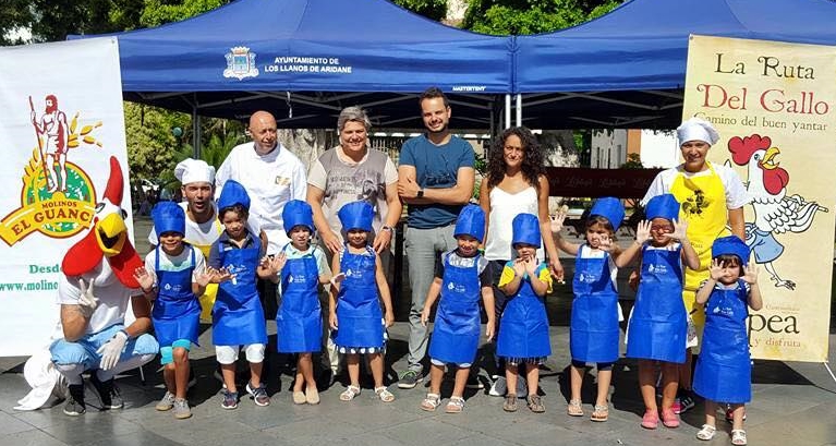 Die gastronomische Zukunft von La Palma ist gesichert: Kids kochen im Rahmen der Ruta del Gallo auf der Plaza in Los Llanos. Foto: Ruta del Gallo