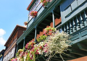 Schöne alte Balkone in Santa Cruz de La Palma: Kiefernholz und sein besonders harter Tea-Kern wurden hier einst mit Vorliebe verbaut. Foto: La Palma 24