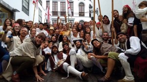 Sind bereit zum Angriff: Die jungen Freibeuter aus Santa Cruz wirbeln am Samstag, 6. August 2016, wieder durch die Altstadt. Foto: Día del Corsario