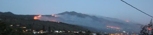 Waldbrand La Palma 2016, Donnerstag, 21.30 Uhr: Es sieht alles andere als gut aus - von El Paso bis hinunter in den Süden sieht man bei Einbruch der Dunkelheit Brandherde aufleuchten. Dazu setzt jetz bis hinunter in tiefere Lagen der warme Calima-Wind ein. Wir berichten sobald wie möglich weiter.