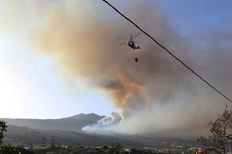 Waldbrand auf La Palma: Am Donnerstagmorgen um 9 Uhr fliegen die Helikopter im Minutenabstand zum Wasserreservoir Dos Pinos oberhalb von Los Llanos, füllen ihre Wassertaschen und kehren in das Brandgebiet bei El Paso zurück. Foto: La Palma 24