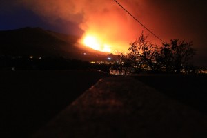 Donnerstagmorgen, 4. August 2016: Das Feuer marschiert auf den Höhen der Cumbre weiter Richtung El Paso. Foto: La Palma 24