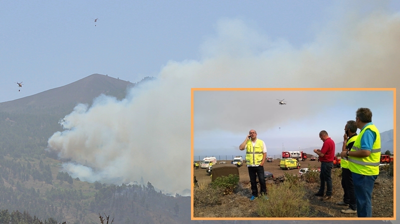 Die Situation gegen 14 Uhr: Der Wind bläst aus Nordost ins Feuer - Helis fliegen nach wie vor unermüdlich und wässern auch die oberen Bereiche des Waldes, um die Ausbreitung der Flammen zu verhindern. Inselpräsident Anselmo Pestana stattete dem "Leitstand" der Feuerbekämpfer in El Paso einen Besuch ab. Fotos: La Palma 24/Cabildo