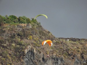 Risikosportarten wie etwa Gleitschirmfliegen: Wer mit einem Veranstalter fliegt, ist automatisch versichert. Foto: La Palma 24