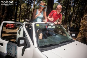 Wer ein Auto bei La Palma 24 mietet, hat Spaß, wie dieses Foto mit den Transvulcania-Runnern Emilie Forsberg und Philipp Reiter zeigt. Kommt aber ein Strafzettel ins Büro geflattert, hört der Spaß auf und das Knöllchen wird an die Behörden weitergeleitet. Foto: Jordi Saragossa