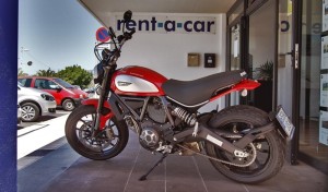 Vorm Büro der La Palma 24-Auto- und Motorradvermietung: Die Ducati Scrambler wartet auf ihre Fans.