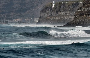 Rollen solche Wellen auf La Palma an, wird schon mit gelben und roten Flaggen vorm Schwimmen im Atlantik gewarnt: Selbst erfahrene Surfer wie auf unserem Foto haben sich dabei schon überschätzt und sind in Seenot geraten. Foto: Michael Kreikenbom