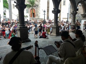 Folklore mit Los Benahoare vorm Rathaus in Santa Cruz: auch das Publikum darf mittanzen! Foto: CIT Tedote