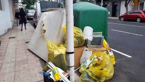 Sperrmüll und Mülltüten neben den Containern: Stadt Los Llanos verhängt Bußgelder.