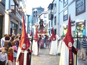 Osterumzüge auf La Palma: immer ein bisschen gruselig...