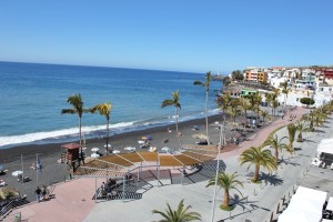 Wintereinbruch auf La Palma: Man trifft sich am Strand von Puerto Naos zum Sonnenbaden. Foto: La Palma 24