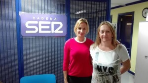 Die Herbstmesse zur Förderung der deutsch-palmerischen Freundschaft kommt gut an: Banana-Präsidentin Gaby Kleylein (rechts) gab zusammen mit der Kulturrätin von Tazacorte, Betina Martín, ein Interview im Radio Cadena SER. Foto: Ayuntamiento Tazacorte