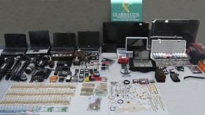 Diebesbeute: meist Bargeld und elektronische Geräte. Foto: Guardia Civil