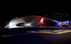 Tradition: Neue Airlines werden von der Flughafenfeuerwehr mit Wasserbögen begrüßt. Foto: Carlos Díaz La Palma Spotting