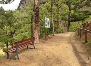 Bänke mit Caldera-Blick: Für Leute, die nicht so weit wandern können. Foto: Nationalparkverwaltung